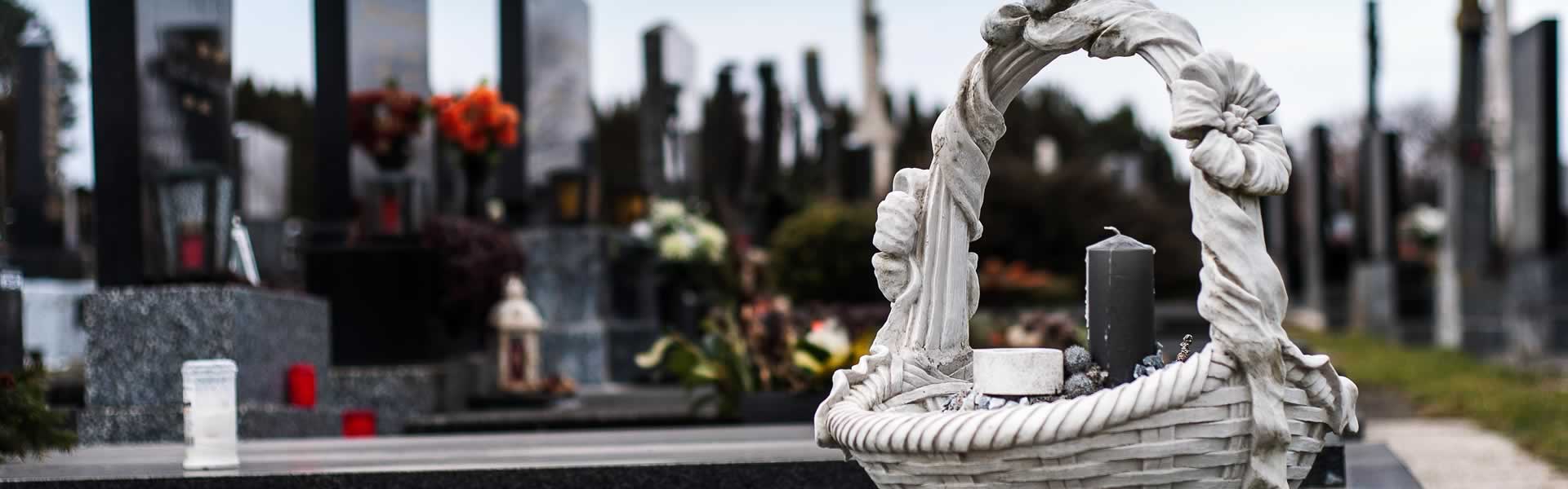 Decorazioni e accessori cimiteriali in marmo